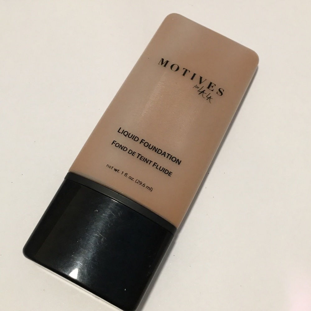 Motives LaLa liquid mineral foundation Golden